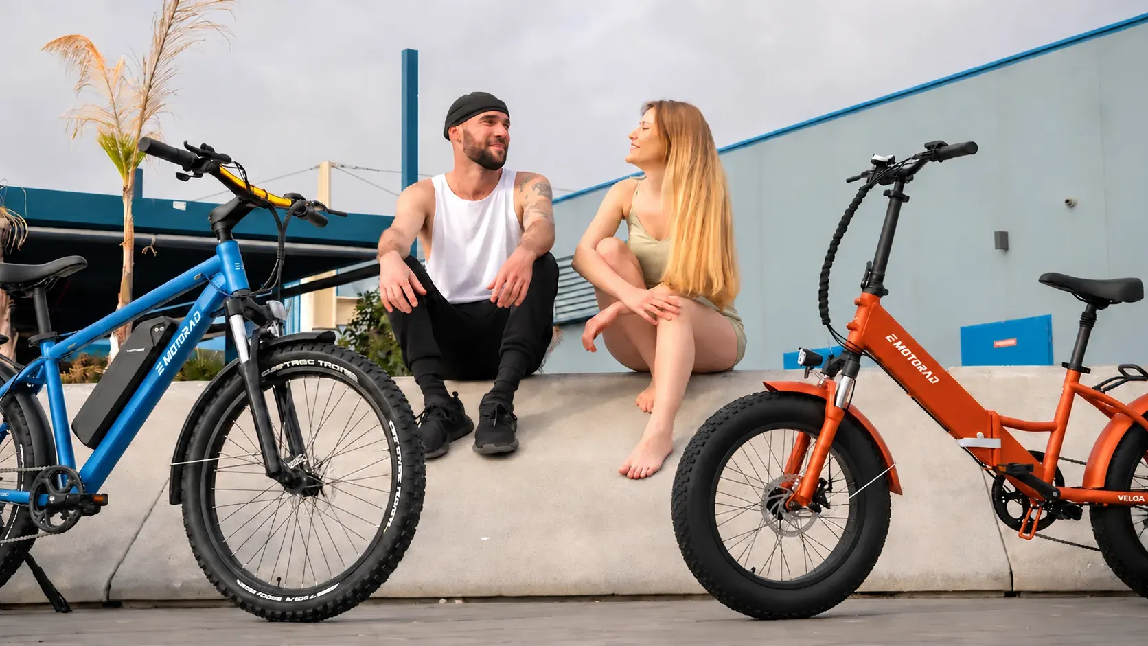 Una pareja junto a una bicicleta eléctrica EMotorad