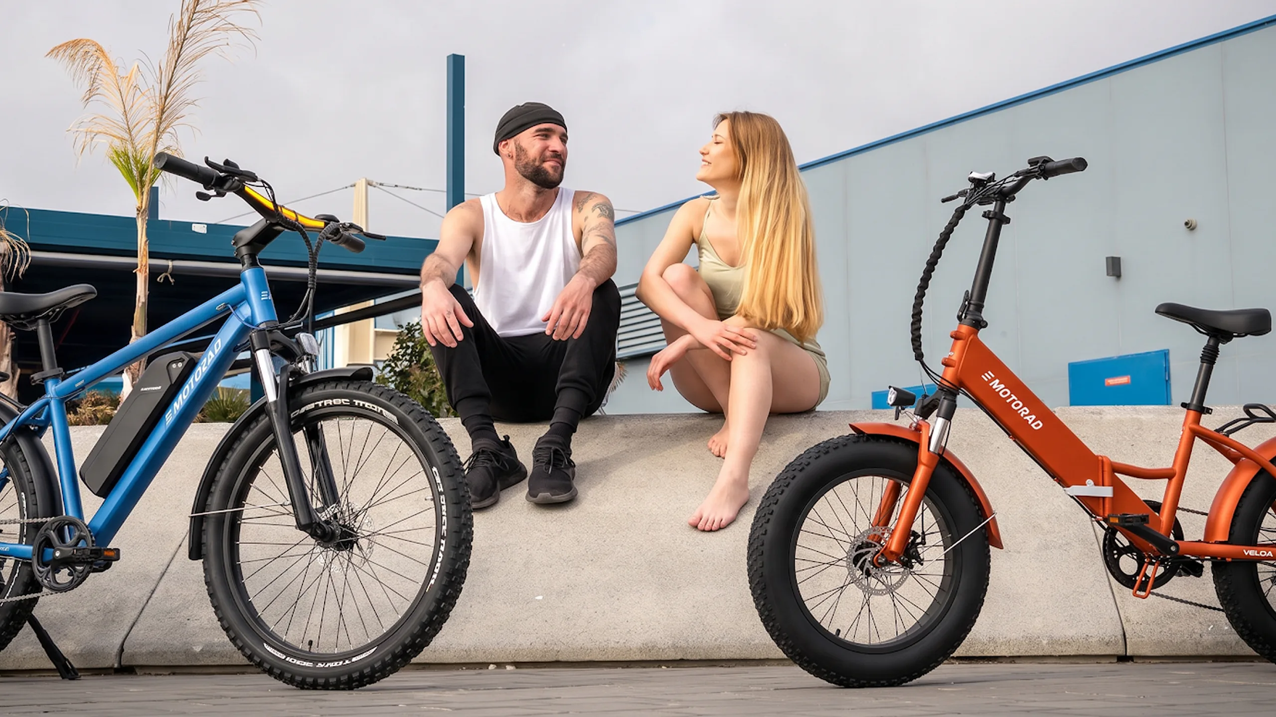 Una pareja junto a una bicicleta eléctrica EMotorad